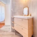 Spacieuse Maison De *