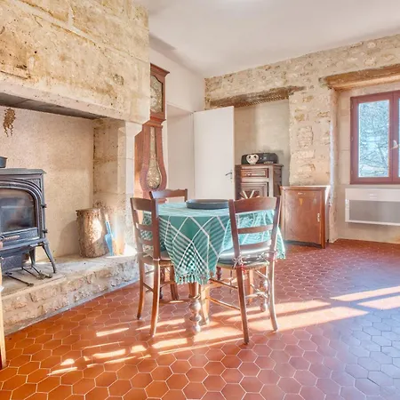 Spacieuse Maison De *