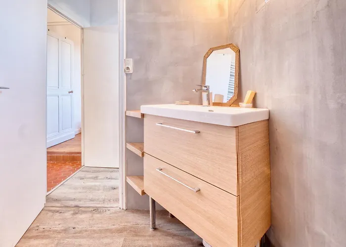 Spacieuse Maison De *